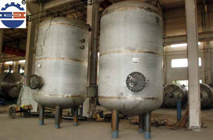 不銹鋼反應釜支撐座選擇托耳式還是支腿式？